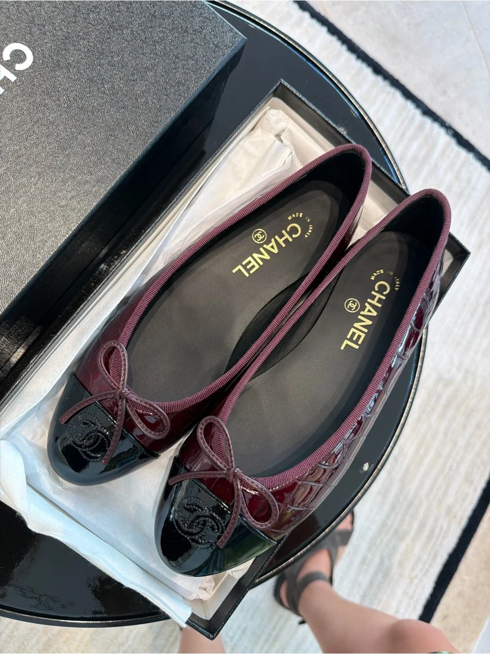 Sz 39/US 8 CHANEL Burgundy Croc Ballet Flats - Picture 2 of 3